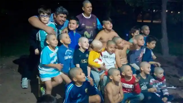 Chicos de 7 años se raparon para apoyar a un compañero de equipo con cáncer