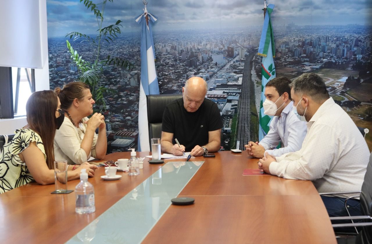 Programación web en Lanús: Convenio entre el municipio y fundación Formar para 150 becas