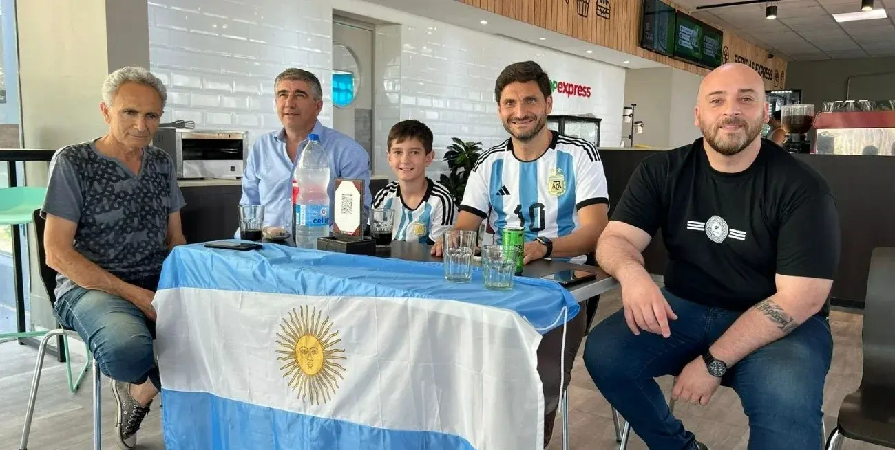 Pullaro vio el triunfo de Argentina en una estación de servicio de Nelson por una cábala mundialista