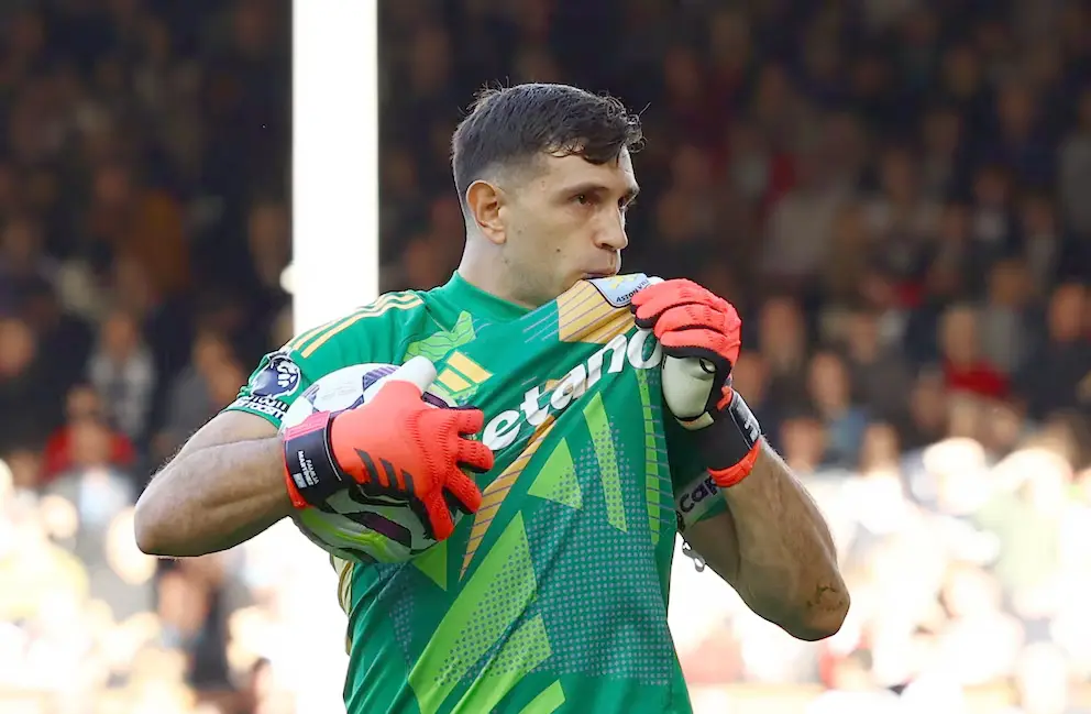 Emiliano Martínez se hizo gigante abajo de los tres palos (Reuters/Andrew Boyers)