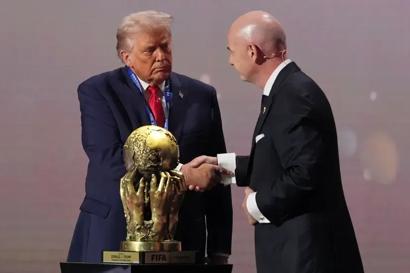 El momento de la entrega del Primer Premio FIFA de la Paz