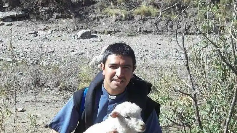 Escándalo: un cura sanjuanino dijo “no se quejen de los femicidios”