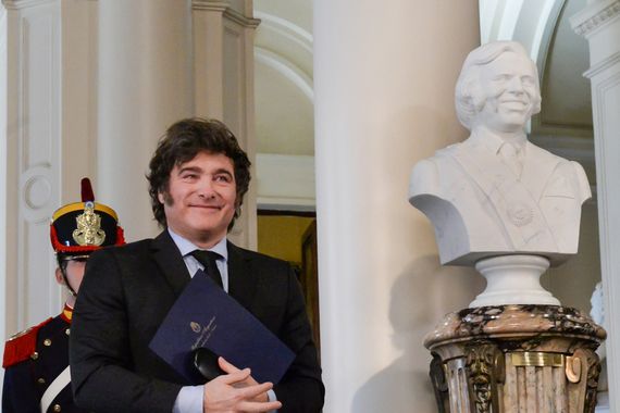 Entre lágrimas, Milei inauguró el busto de Menem en Casa Rosada: “Es un acto de justicia”