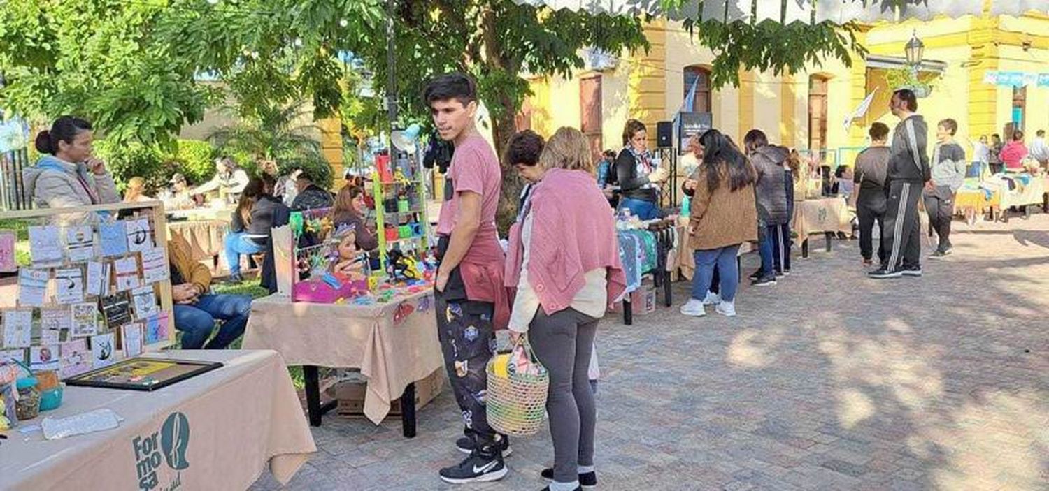 Gran concurrencia a la feria emprendedora por el Día del Amigo