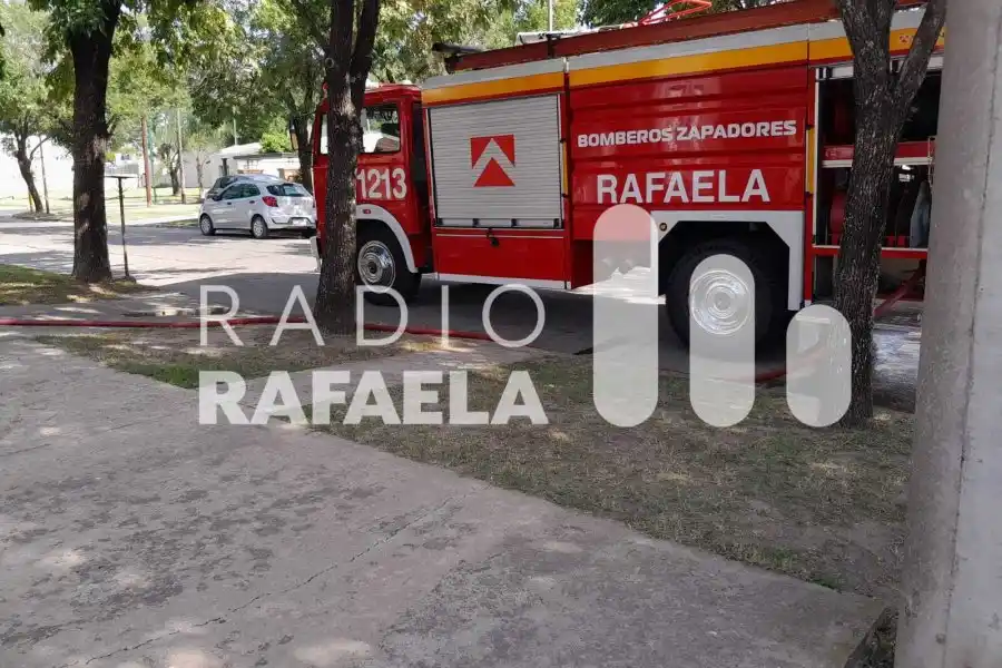 Incendios en la ciudad: Bomberos Zapadores apagaron el fuego de una vivienda de barrio Malvinas Argentinas