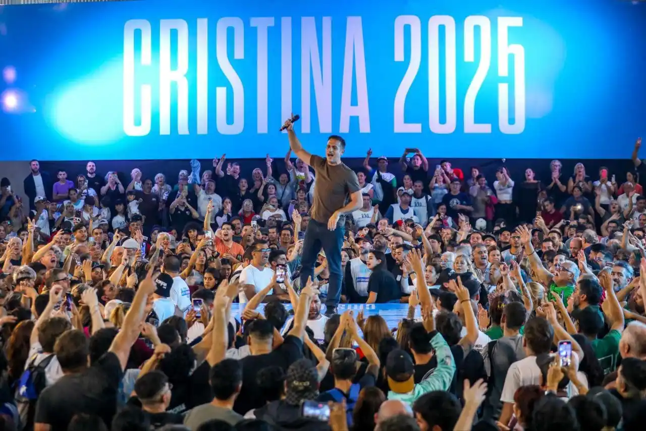 El jefe comunal brindó un discurso en un escenario 360