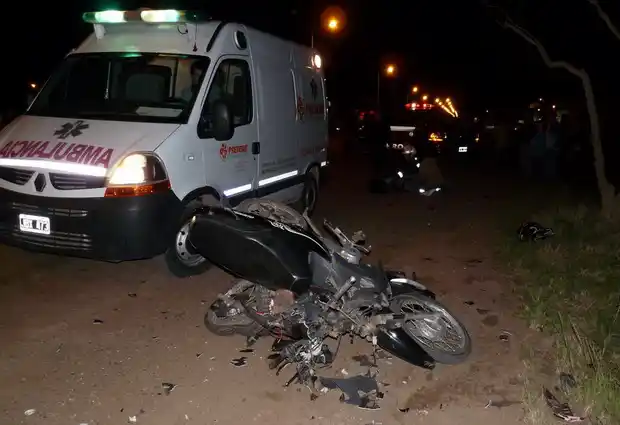 Dos motociclistas graves al protagonizar choque frontal