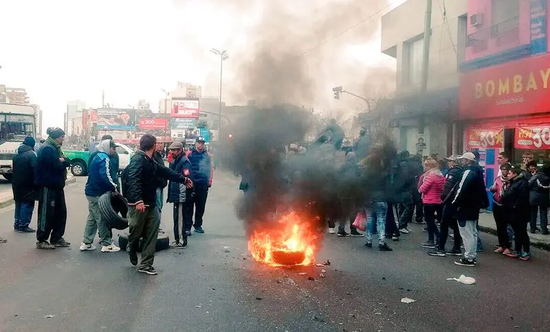 Dramático reclamo contra Edesur y el municipio de Lanús tras la muerte de 7 personas 