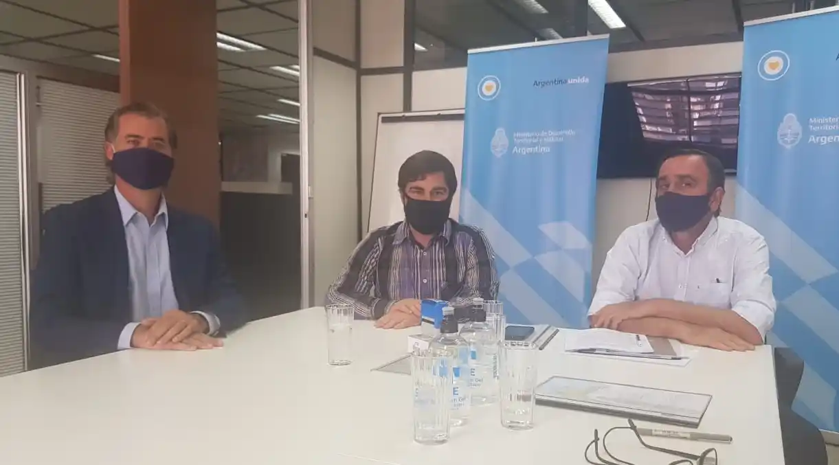 El intendente firmó un convenio por 60 millones de pesos para el Banco de Tierras