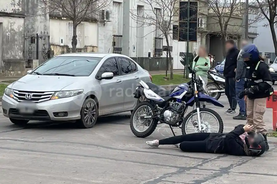 Con dolor en una pierna: una persona lesionada tras un choque entre un auto y una moto