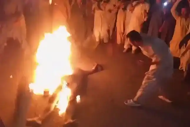 Los atacantes "llevaron al acusado a un puente cercano, donde lo quemaron tras torturarlo gravemente".