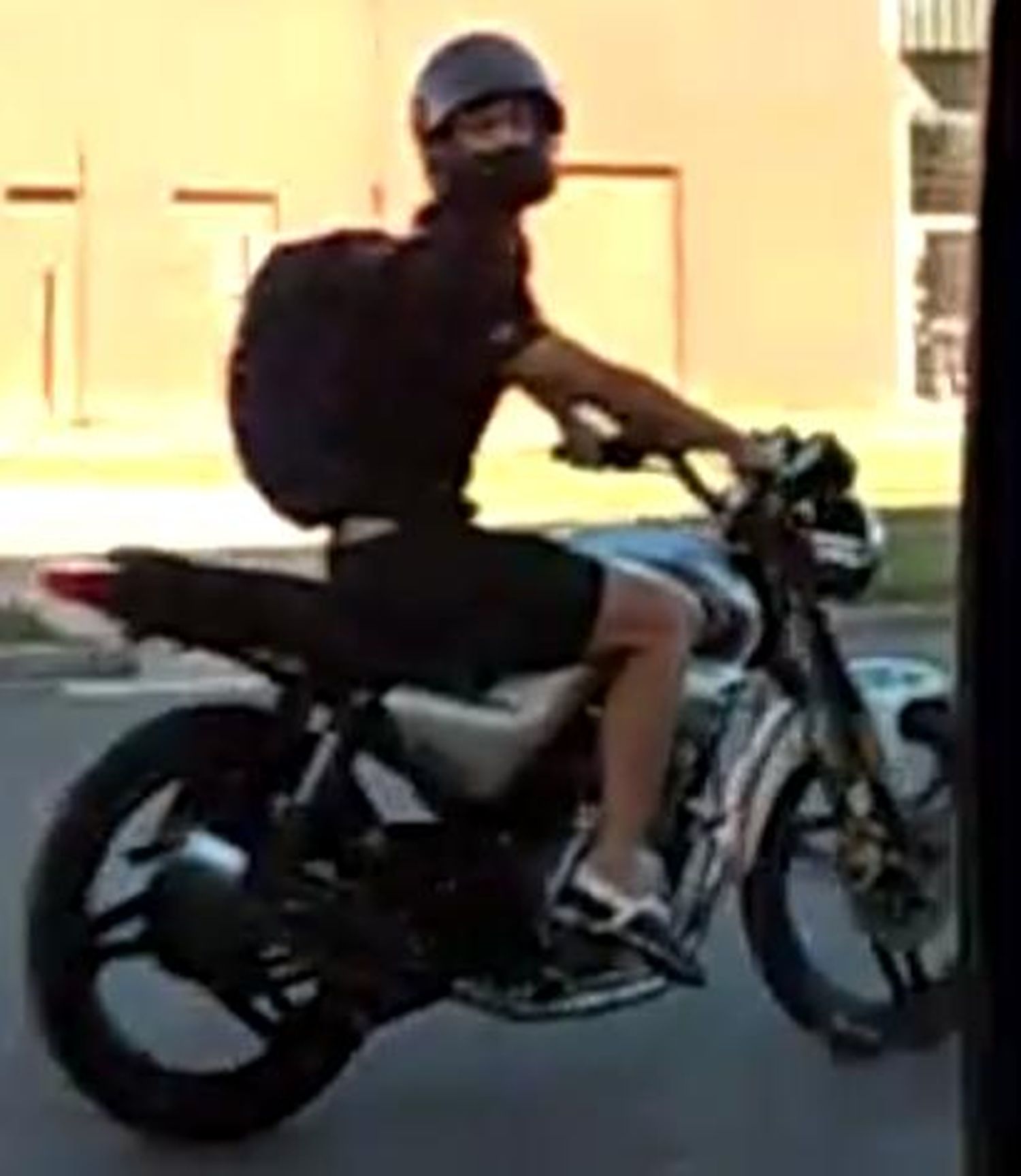 Allanaron la casa del hombre que acosó a una mujer y goza de una condena en suspenso