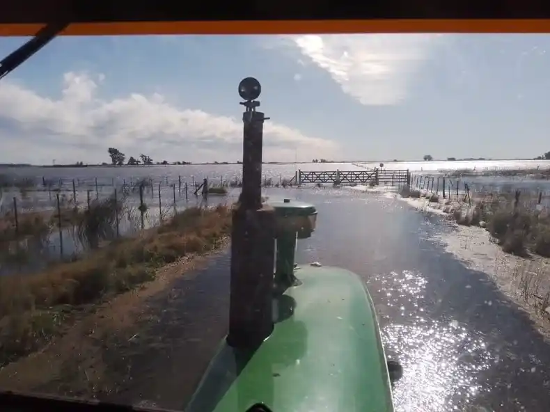 Inundaciones: miles de hectáreas bajo agua y reclamo por obras inconclusas