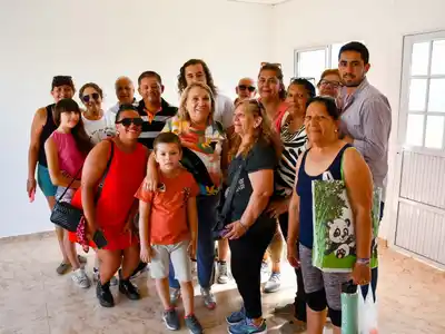 “Un sueño que teníamos”: Silvio y Griselda recibieron la llave de su casa en el Barrio Cien Viviendas