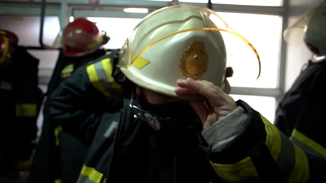 Los bomberos rescataron a una chiquita que quedó atrapada con la cabeza en una reja