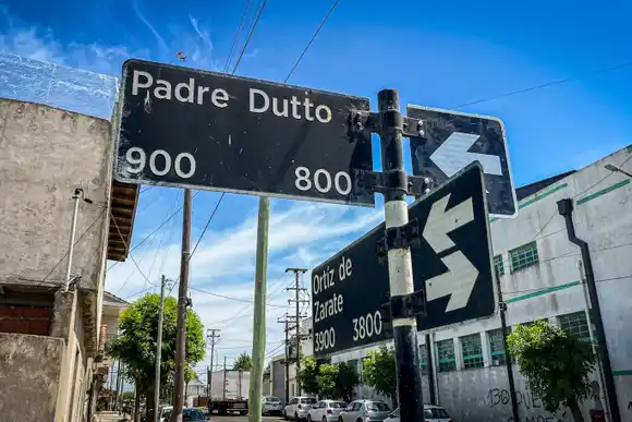 La calle Padre Dutto tiene nuevo sentido de circulación