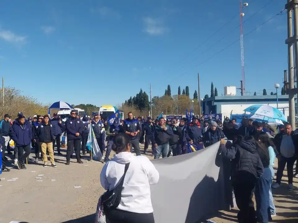 Los papeleros de la Federación hicieron asamblea en la puerta de Papel Prensa en junio.