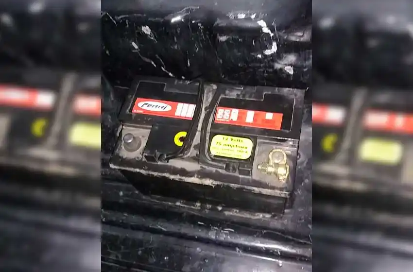 Robó la batería de un auto mientras el dueño trabajaba, lo descubrieron y terminó detenido