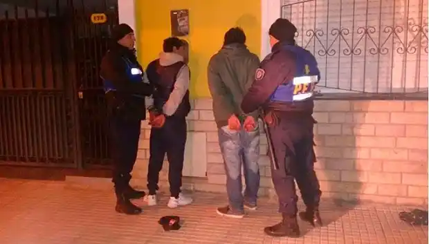 Es menor, en junio atacó  con una baldosa y al mes siguiente asaltó a un cura: Fue trasladado a Concordia  