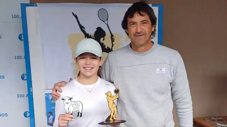 La tenista Miranda Petrina, con sus premios tras ser doble campeona