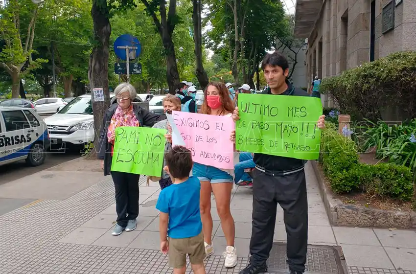 Movilización de talleristas de PAMI en Mar del Plata por deudas salariales