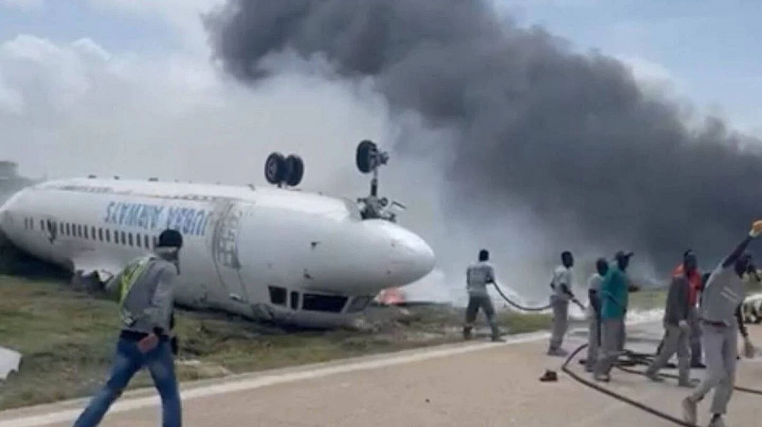 Impactante accidente aéreo: un avión �Svolcó⬝ y los 36 ocupantes se salvaron de milagro