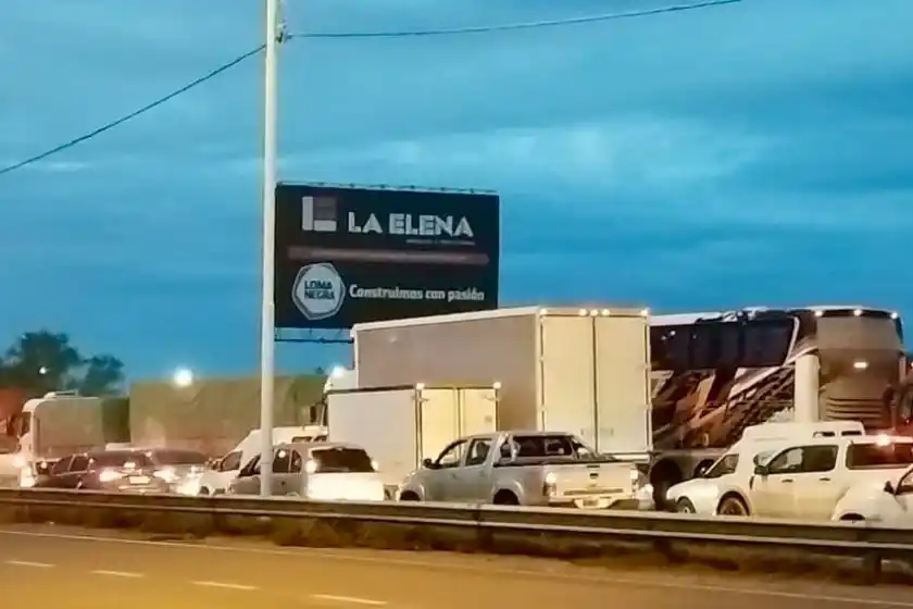Extensa fila de vehículos y caos en Circunvalación por protesta del transporte