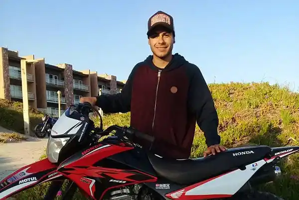 Un motociclista que sufrió un grave accidente lucha por vivir