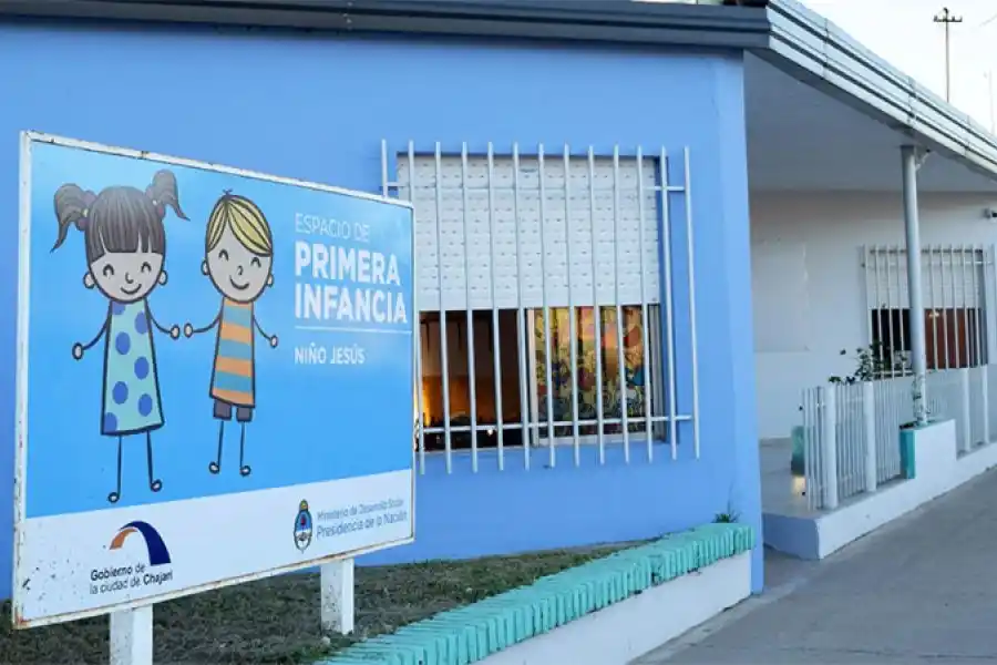 Una “seño” le pegó cinta en la boca a una niña y quedó filmada por las cámaras de seguridad