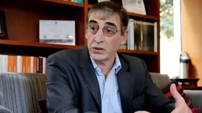 Abel Basti es periodista  y escritor. Reside en Bariloche