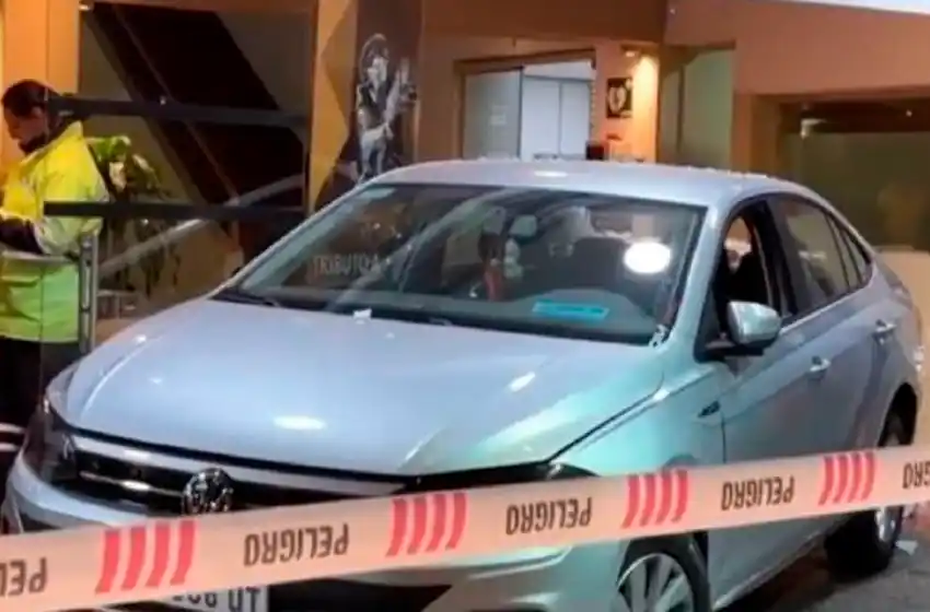 Un auto se incrustó en un teatro donde actuaban Soledad Silveyra y Verónica Llinás: hay 23 heridos