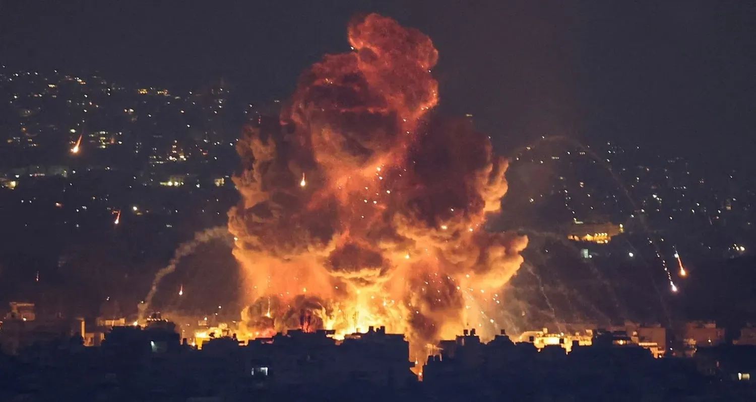 Enormes llamas se elevan en el sur de Beirut, tras los intensos ataques aéreos israelíes, en medio de las hostilidades en curso entre Hezbolá e Israel. Foto: REUTERS / Amr Abdallah Dalsh.