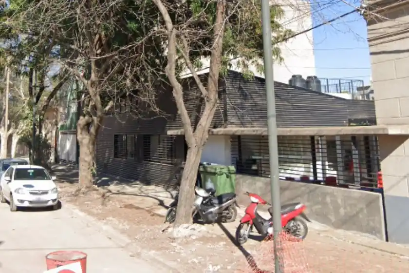 Balearon un comedor de la UNR y dejaron una nota intimidante