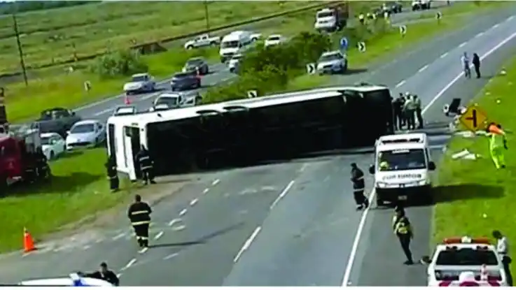 Tragedia en la Ruta 2: El chofer del micro continuará detenido y amplían pericia mecánica para determinar qué provocó el accidente