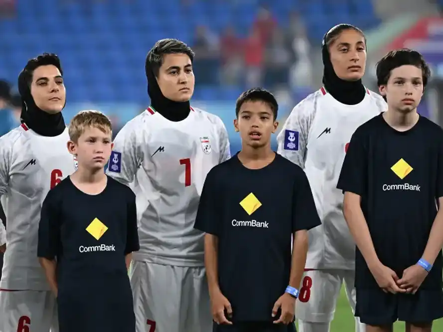 Las jugadoras de la Selección iraní protagonizaron un acto de protesta al negarse a cantar su himno nacional, el Mehr-e Khavaran, adoptado en 1990 tras la revolución islámica. Foto: Reuters