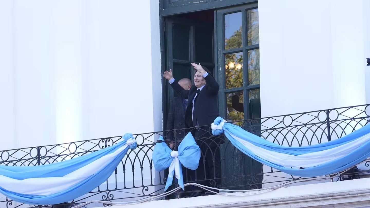 Milei saludó desde el balcón del Cabildo en Córdoba.