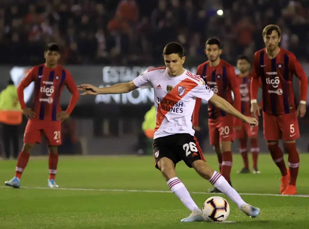 Con dos penales, River sacó buena ventaja