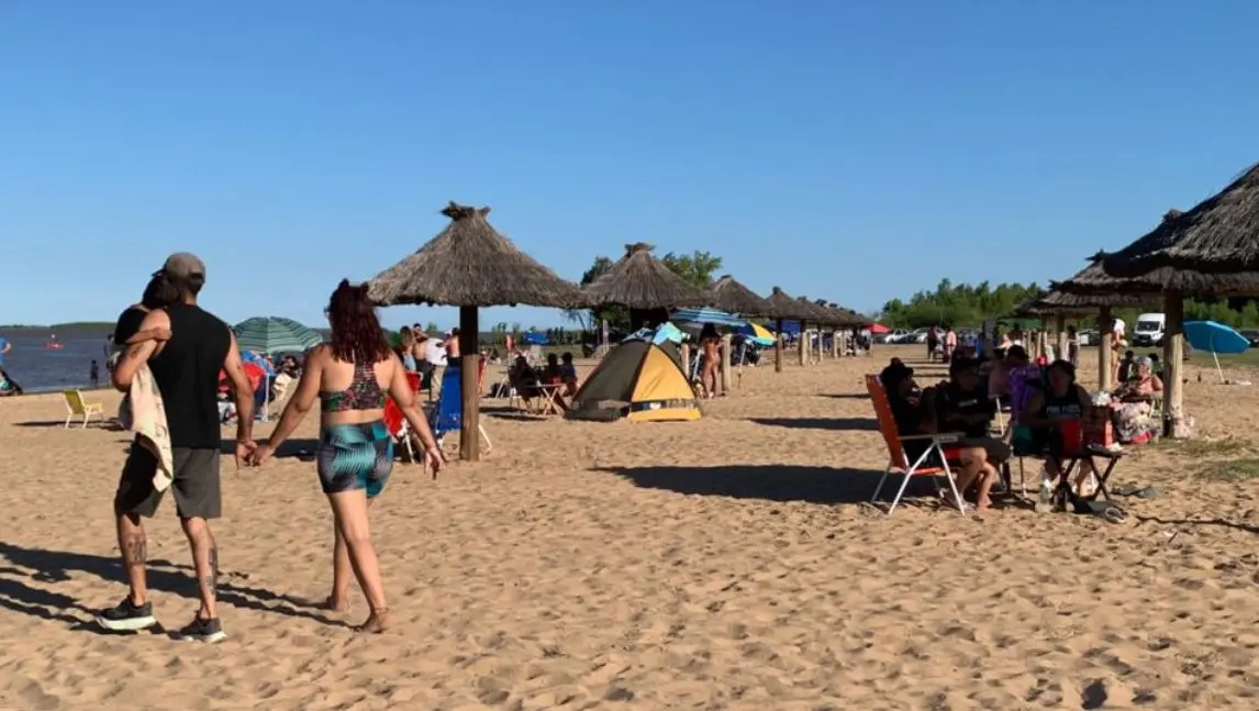 La playa de Vuelta de Obligado es el único acceso gratuito al río del partido en el verano 2025.