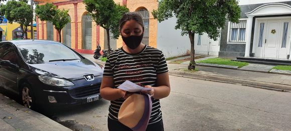 Sombreros de Desarrollo Humano: los ofrecen a quienes van a buscar mercadería y hacer otros trámites