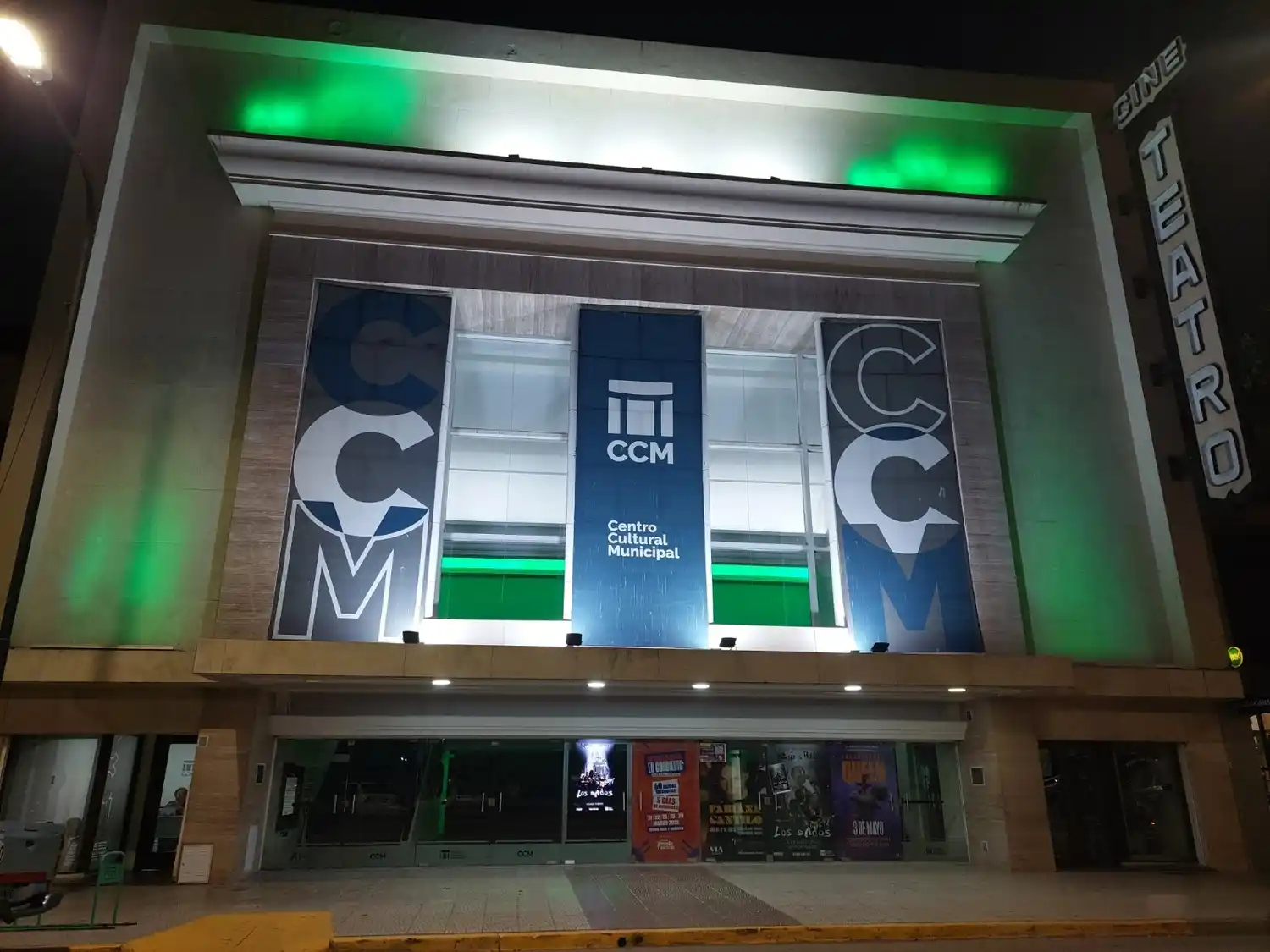 El Centro Cultural se iluminó de verde en homenaje a la comunidad irlandesa.