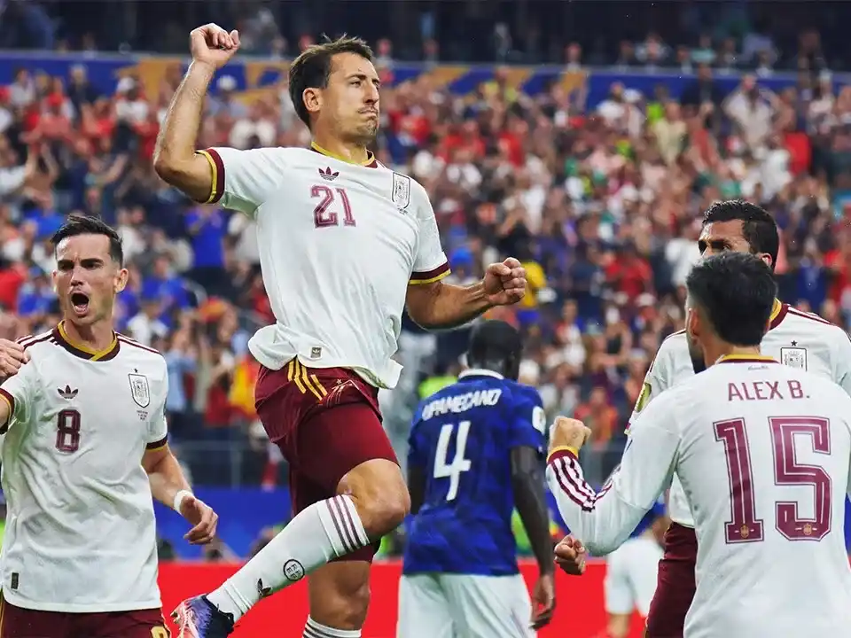 Mikel Oyarzabal remató el penal con precisión para establecer el 1-0 y darle tranquilidad a su selección.
