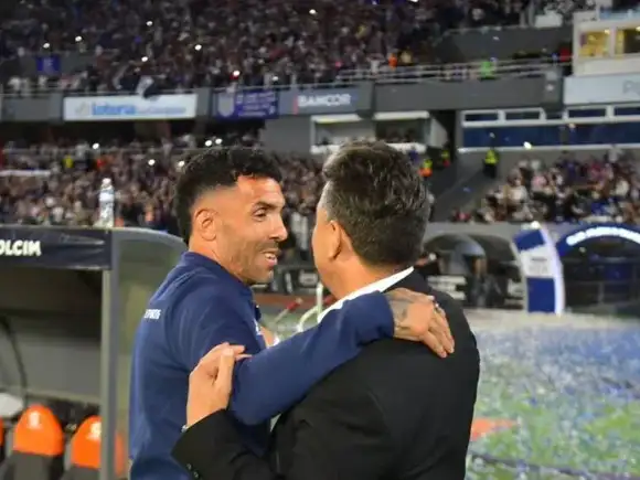 Tevez y Gallardo se saludan.