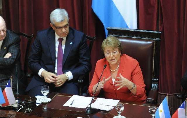 En el Congreso, Bachelet pidió "recuperar el tiempo perdido"
