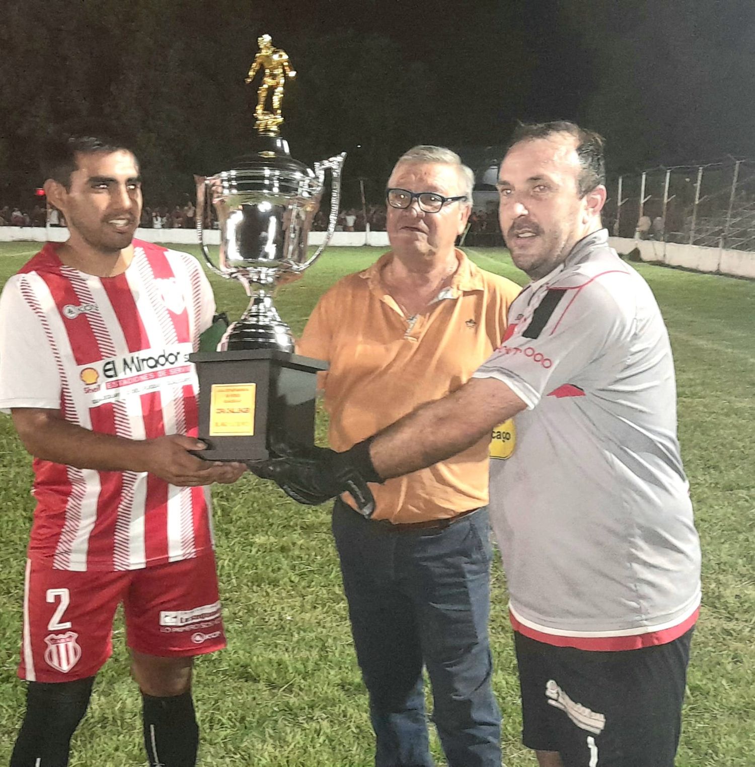 El flamante campeón del torneo Apertura Barrio Norte está invitando al público a colaborar en esta cruzada futbolística para ayudar a Agustina, integrante de la Comparsa Samba Verá que representa al norteño en los corsos locales,  que tuvo un accidente en Italia.