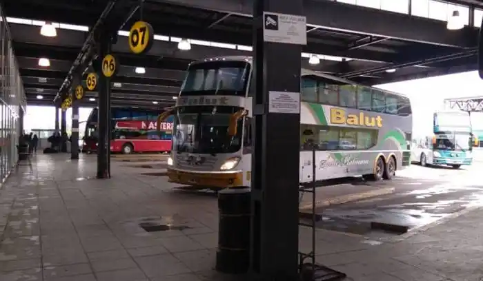 Suspenden  colectivos de larga distancia, vuelos de cabotaje y trenes