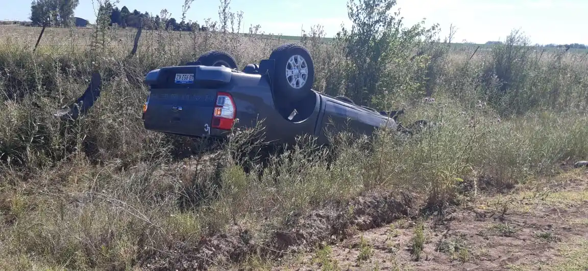 Dos jóvenes de 23 años despistaron y volcaron la camioneta
