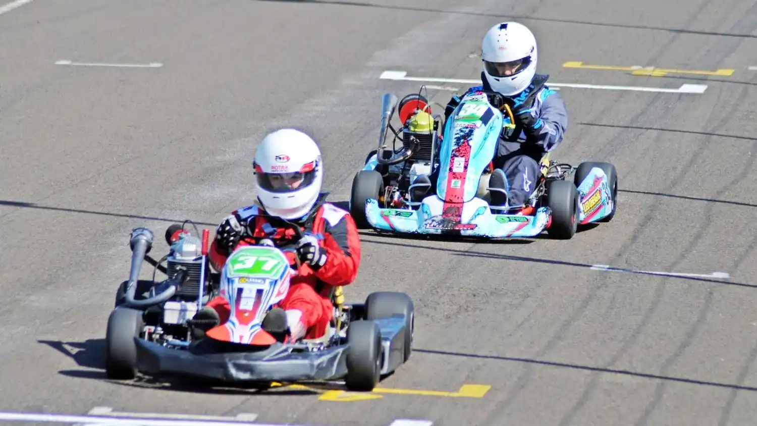 Exhibición de los karts del Karting Regional en la costanera de Concordia