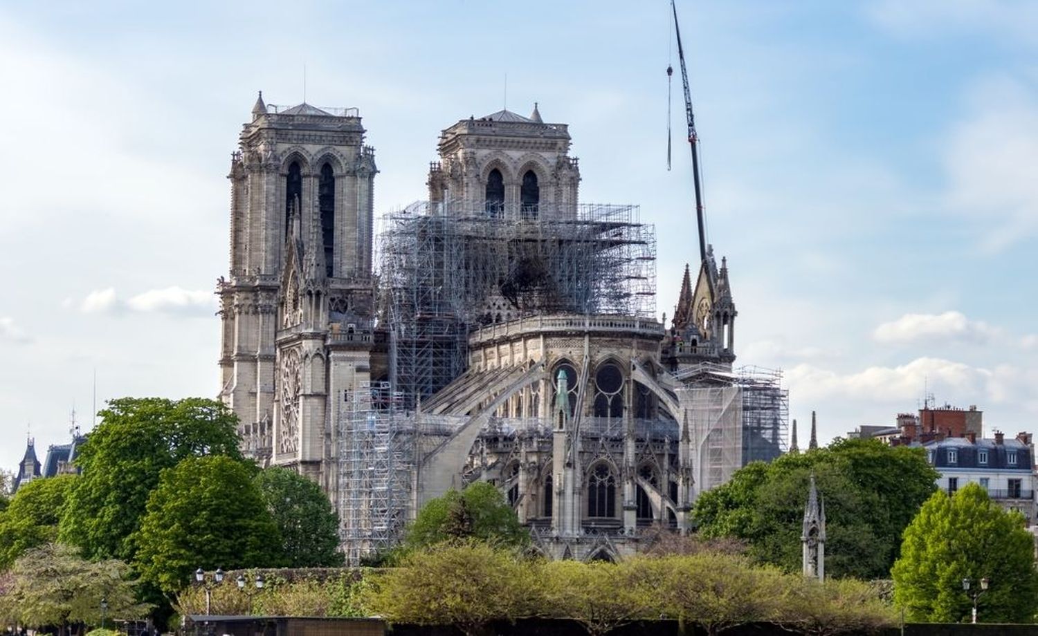 Cierran la plaza de Notre Dame por una alta concentración de polvo de plomo