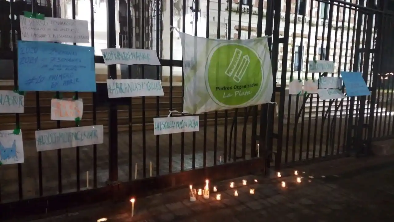 Vigilia por clases presenciales: Hubo una concentración frente a la Gobernación en La Plata