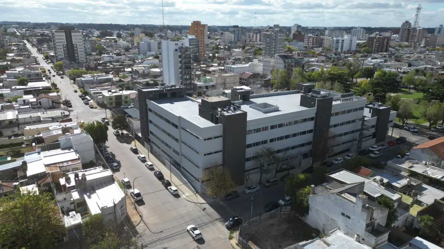 La estructura cuenta con una superficie de 8890 m² distribuidos en cuatro pisos.